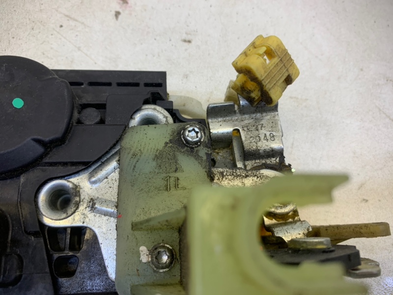 Замок двери задней левой