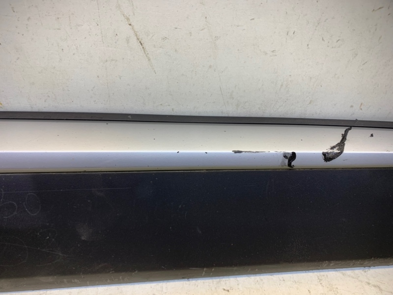 Накладка двери передней правой