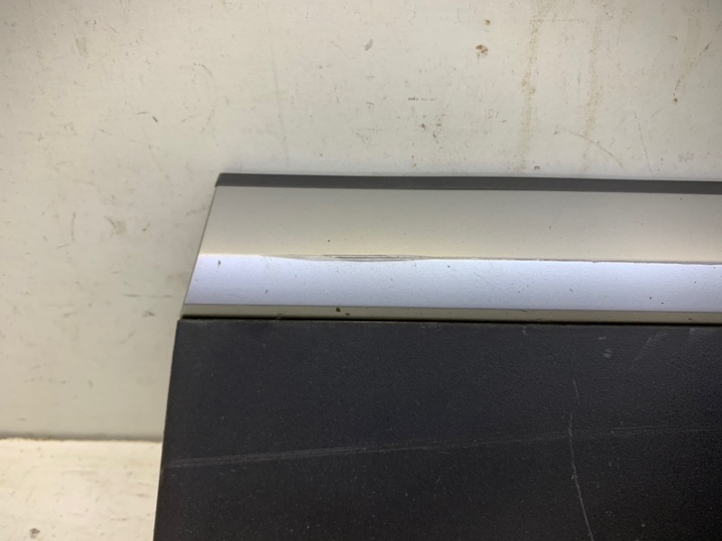 Накладка двери передней правой