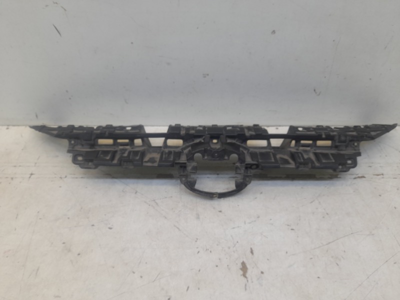 Кронштейн решетки радиатора