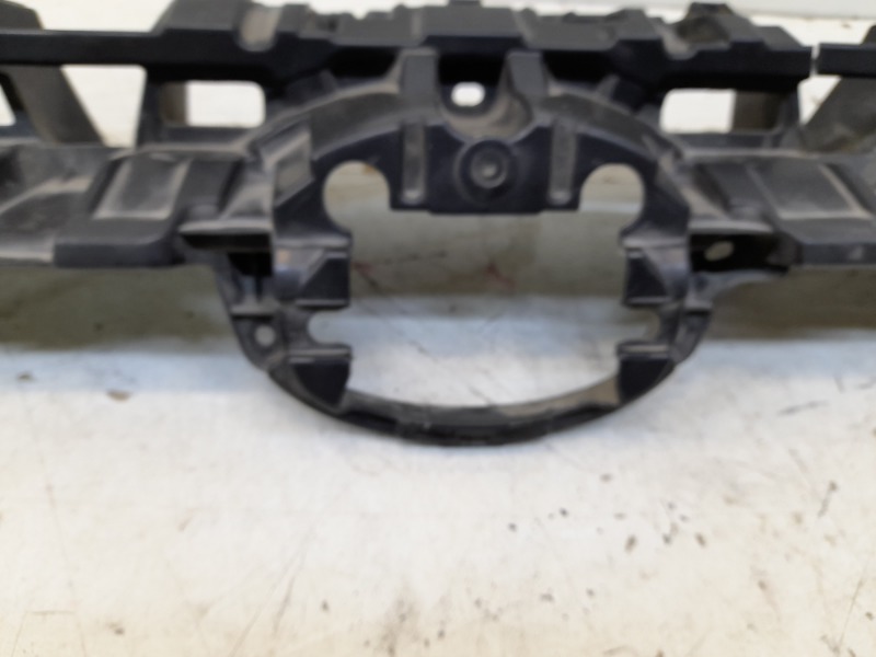 Кронштейн решетки радиатора