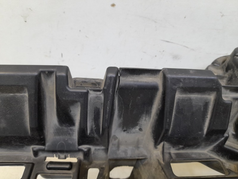 Кронштейн решетки радиатора