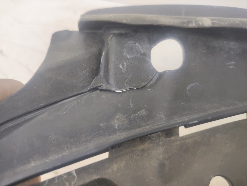 Кожух замка капота