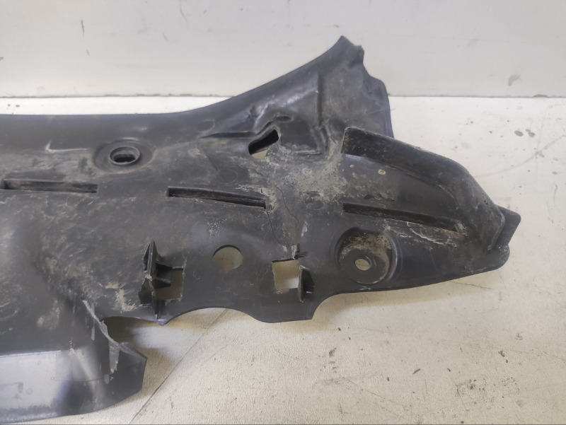 Кожух замка капота