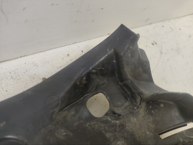 Кожух замка капота