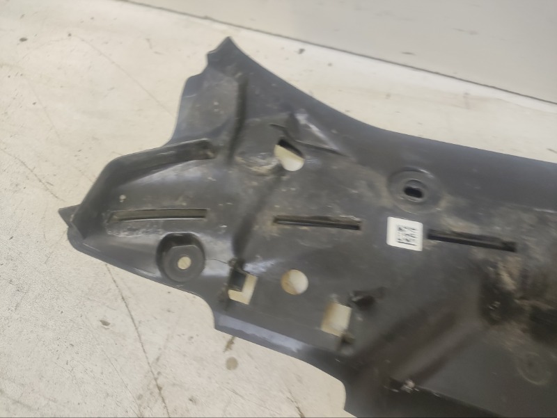 Кожух замка капота