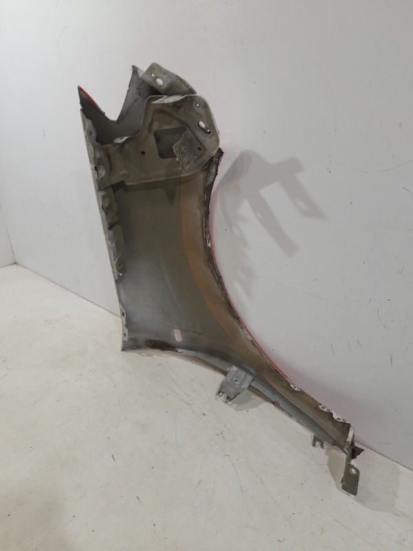 Крыло переднее левое