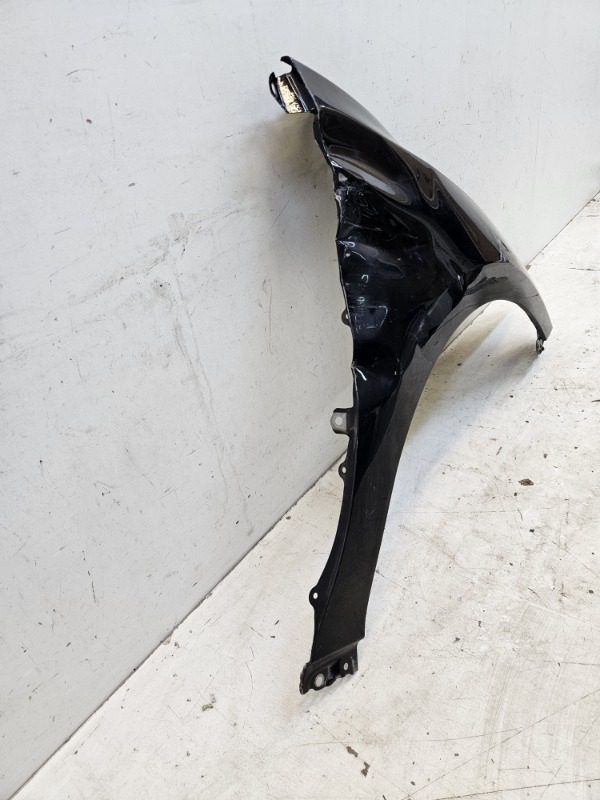 Крыло переднее правое