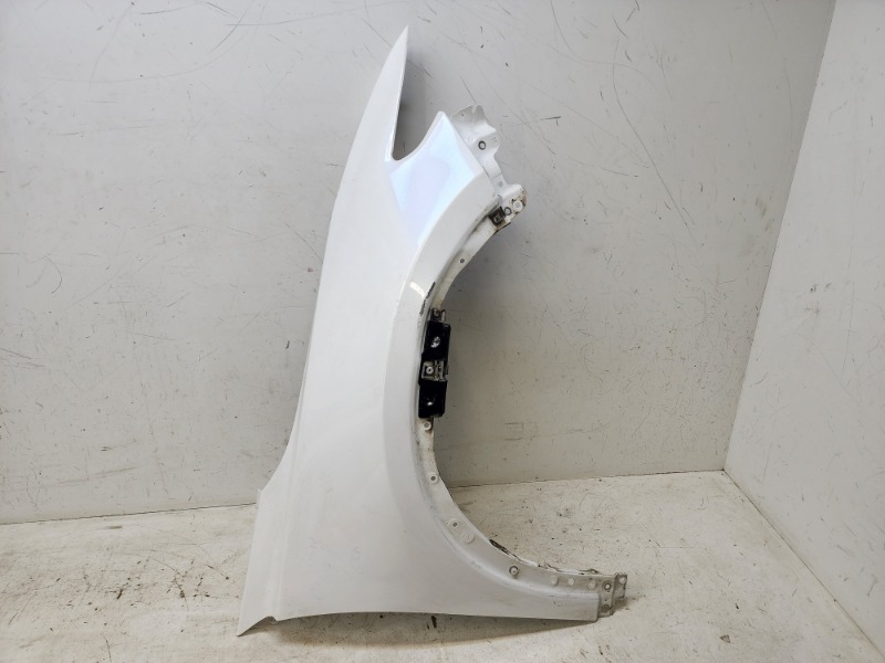 Крыло переднее правое