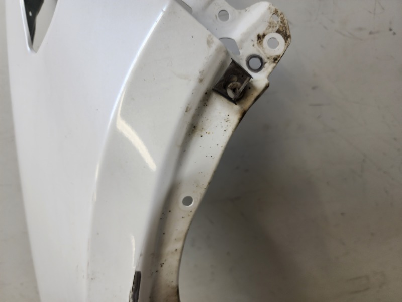 Крыло переднее правое