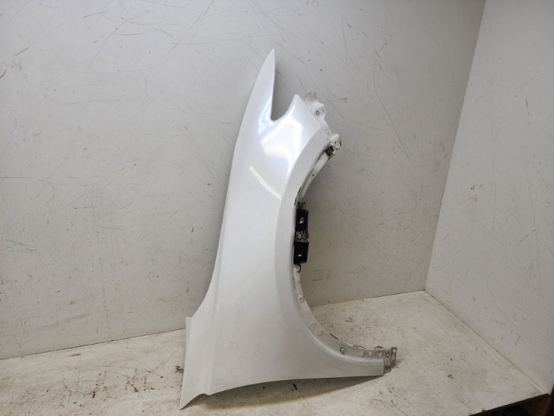 Крыло переднее правое