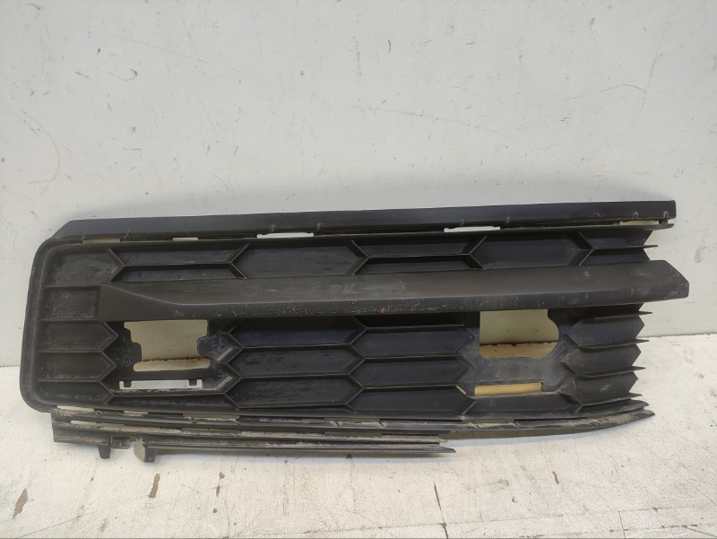 Решетка в бампер правая