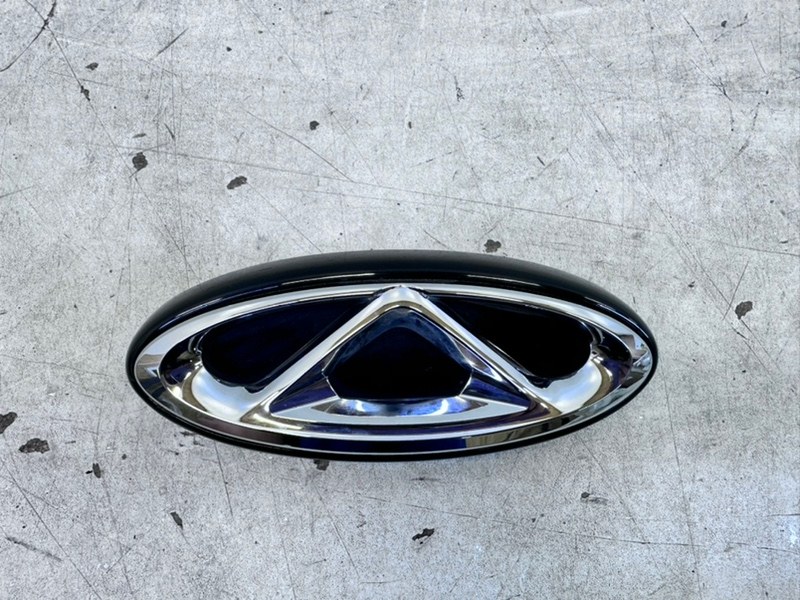 Эмблема на крышку багажника