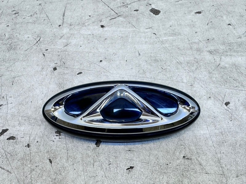 Эмблема на крышку багажника