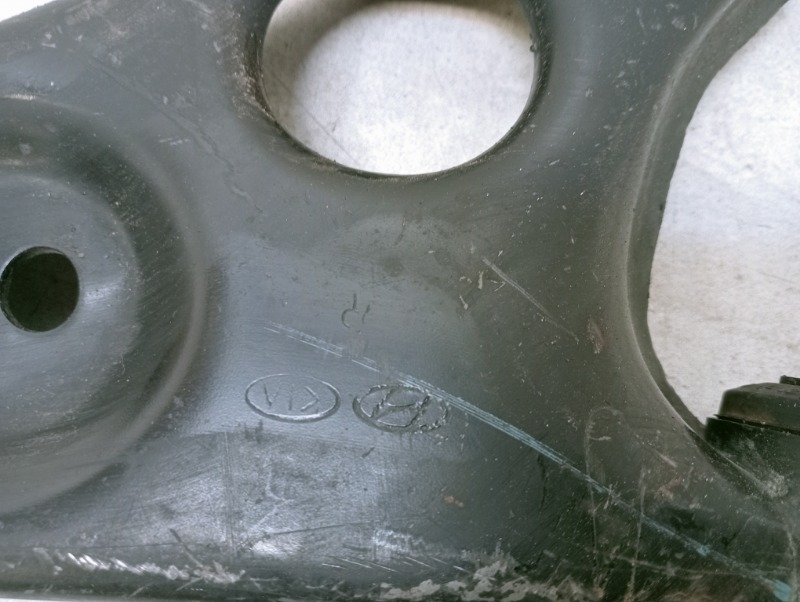 Рычаг передний правый