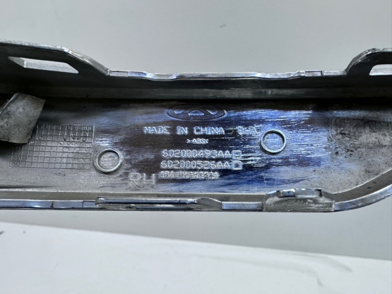 Молдинг переднего бампера правый