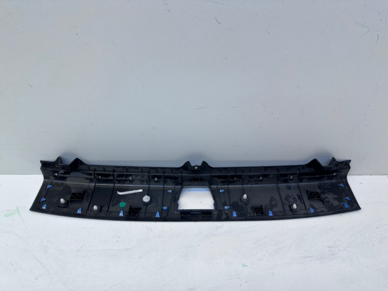 Кожух замка багажника