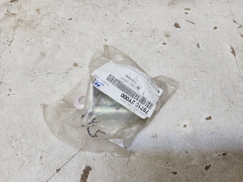 Петля крышки багажника