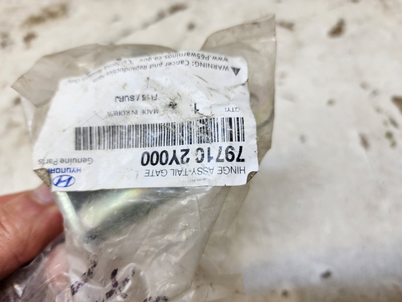 Петля крышки багажника