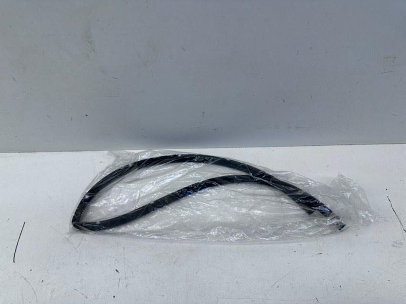 Уплотнитель капота