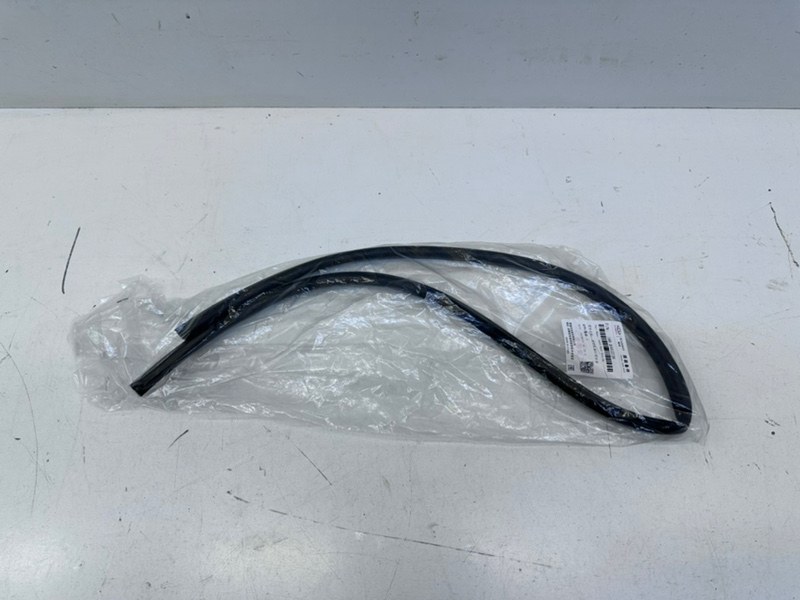 Уплотнитель капота