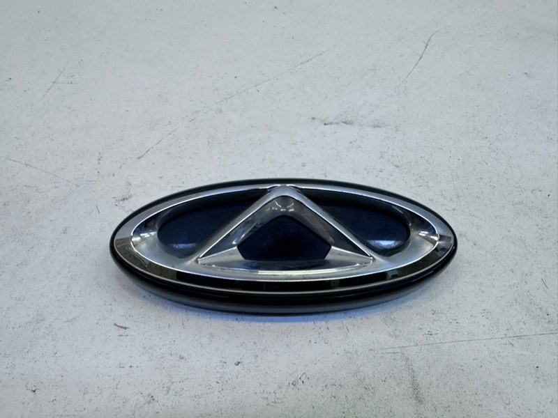 Эмблема на крышку багажника