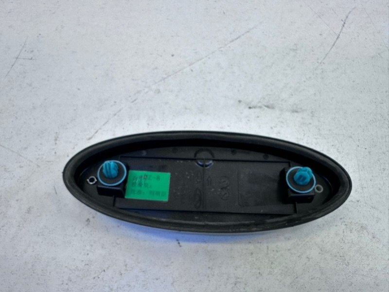 Эмблема на крышку багажника