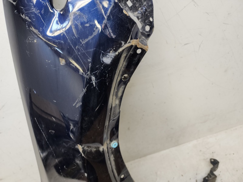 Крыло переднее правое