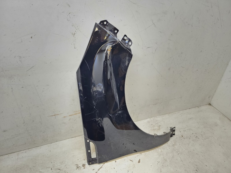 Крыло переднее правое