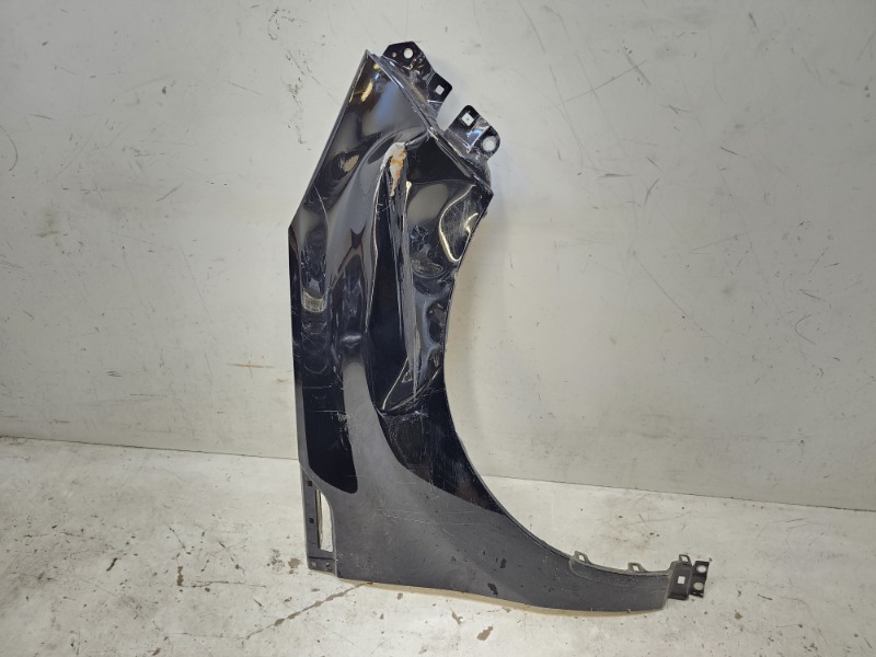 Крыло переднее правое