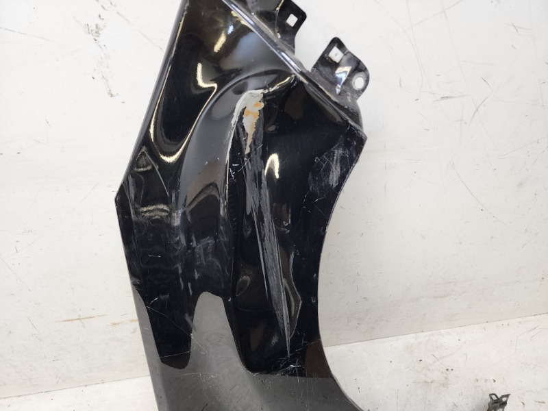 Крыло переднее правое