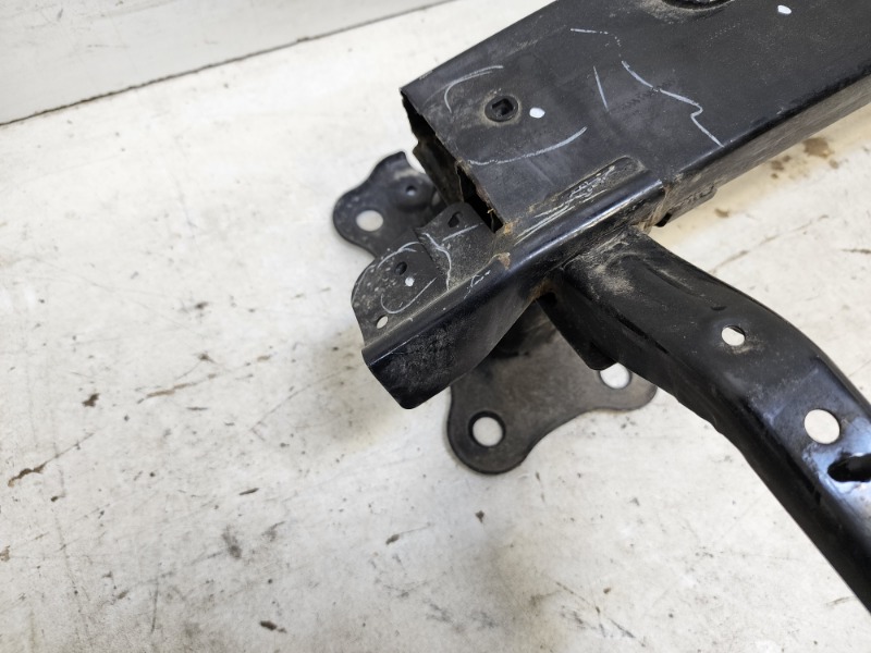 Усилитель переднего бампера