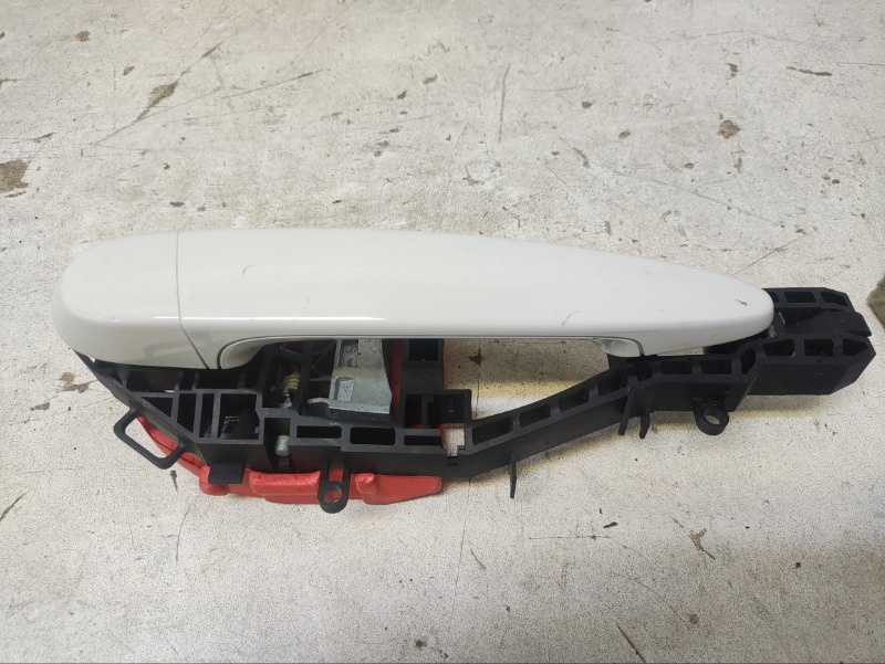 Ручка двери передней наружная правая