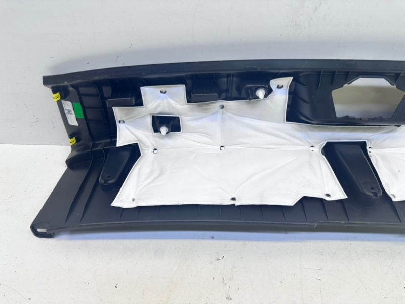 Кожух замка багажника