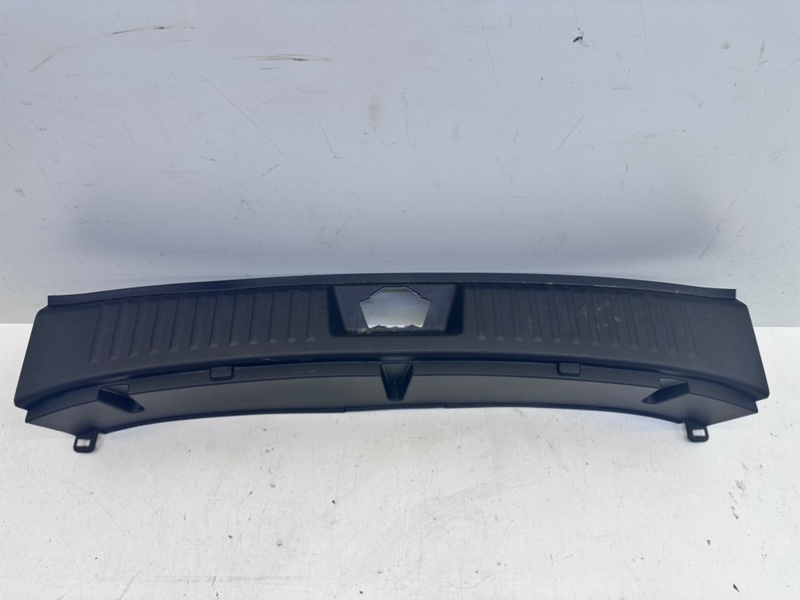 Кожух замка багажника