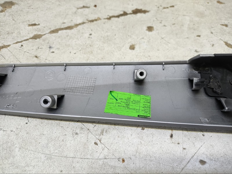 Накладка двери передней левой