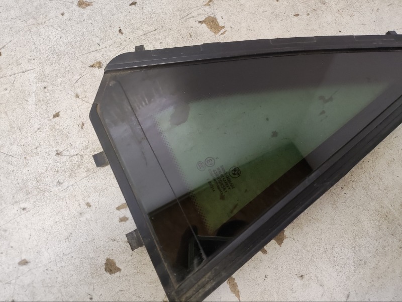 Стекло двери задней правой (форточка)