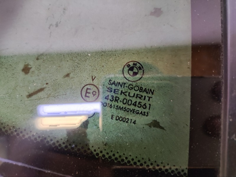 Стекло двери задней правой (форточка)