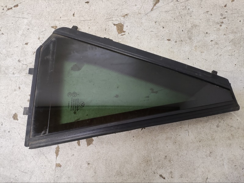 Стекло двери задней правой (форточка)