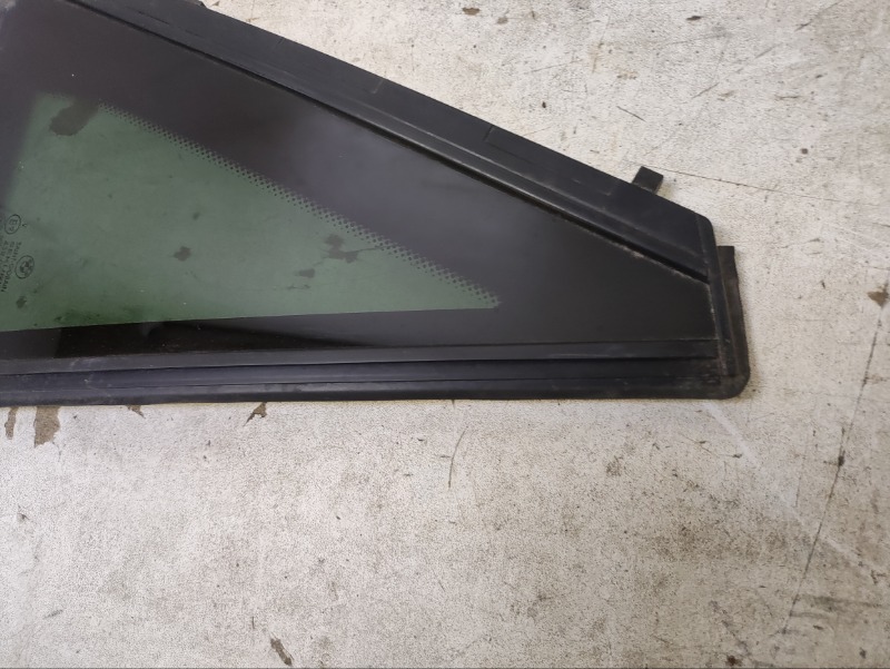 Стекло двери задней правой (форточка)