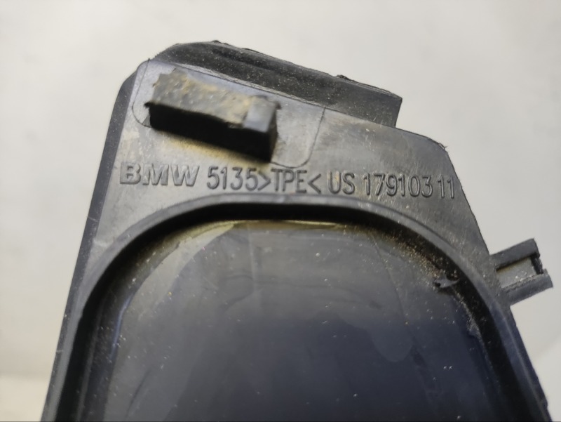 Стекло двери задней правой (форточка)