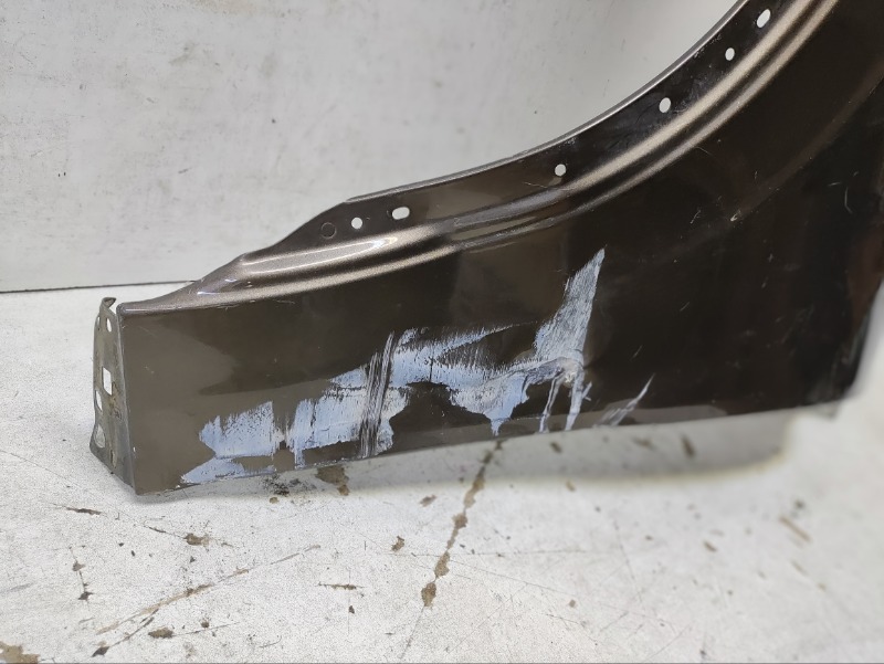 Крыло переднее левое