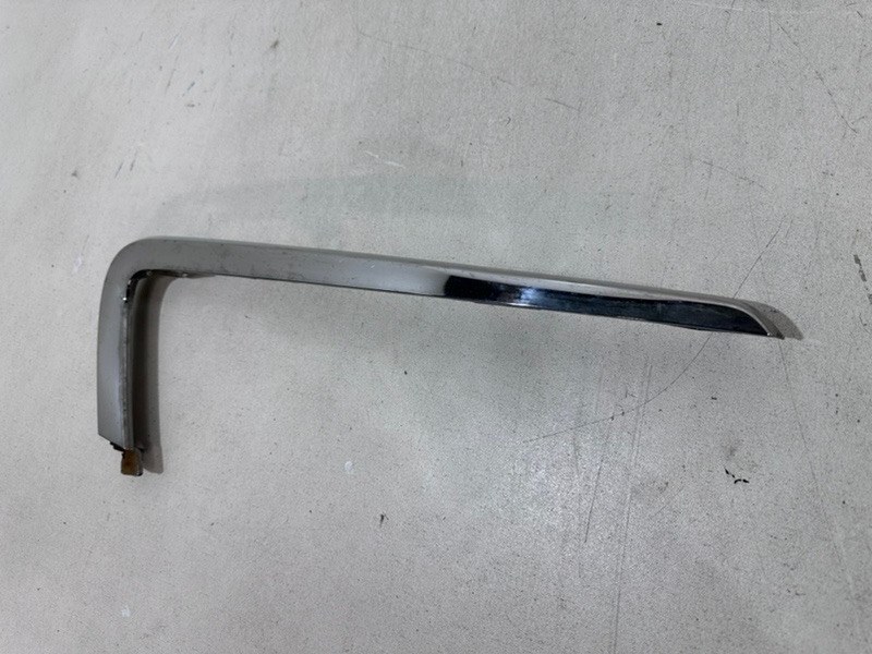 Молдинг переднего бампера левый