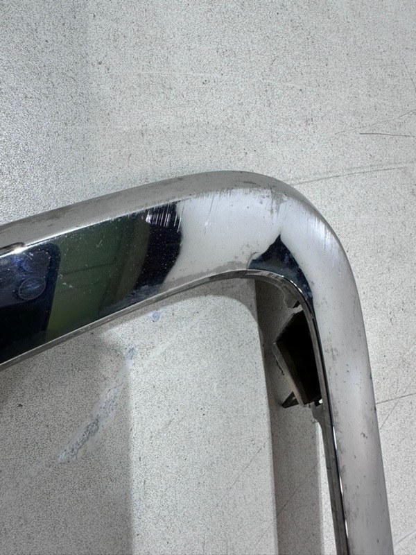 Молдинг переднего бампера левый