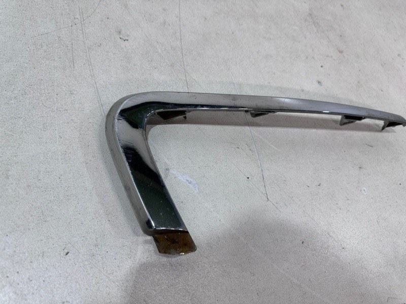 Молдинг переднего бампера левый