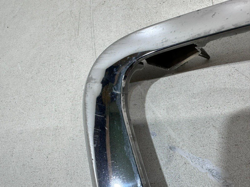 Молдинг переднего бампера левый