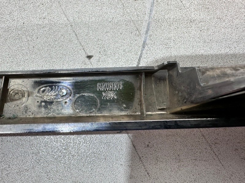 Молдинг переднего бампера левый