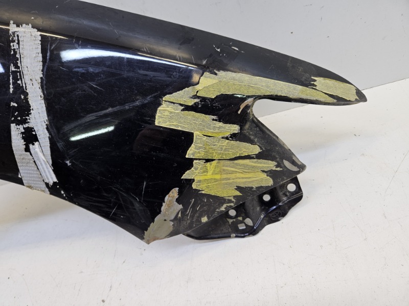 Крыло переднее правое