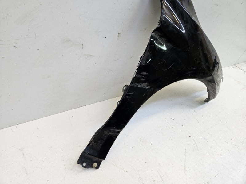 Крыло переднее правое