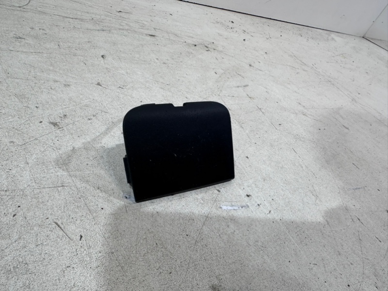 Заглушка буксировочного крюка